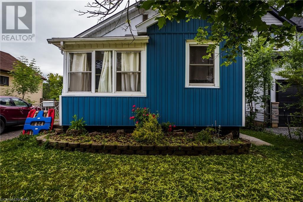 54 Lloyd Street, St. Catharines, Ontario  L2S 2N9 - Photo 2 - 40437304