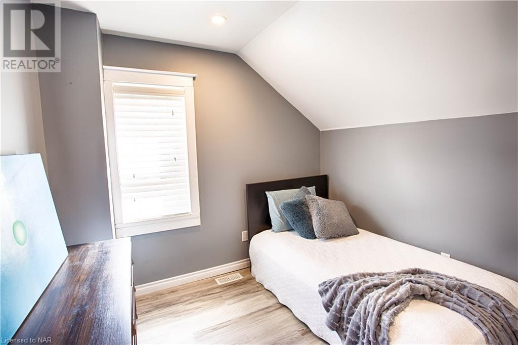 32 Edmund Street, St. Catharines, Ontario  L2R 2G2 - Photo 11 - 40494712