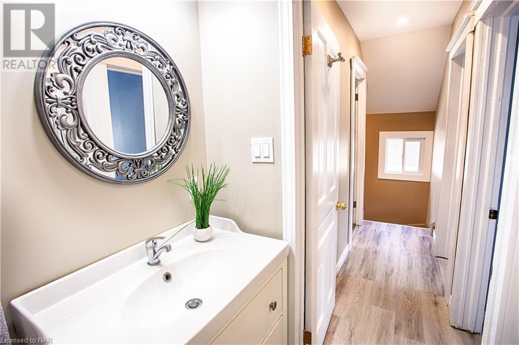 32 Edmund Street, St. Catharines, Ontario  L2R 2G2 - Photo 8 - 40494712