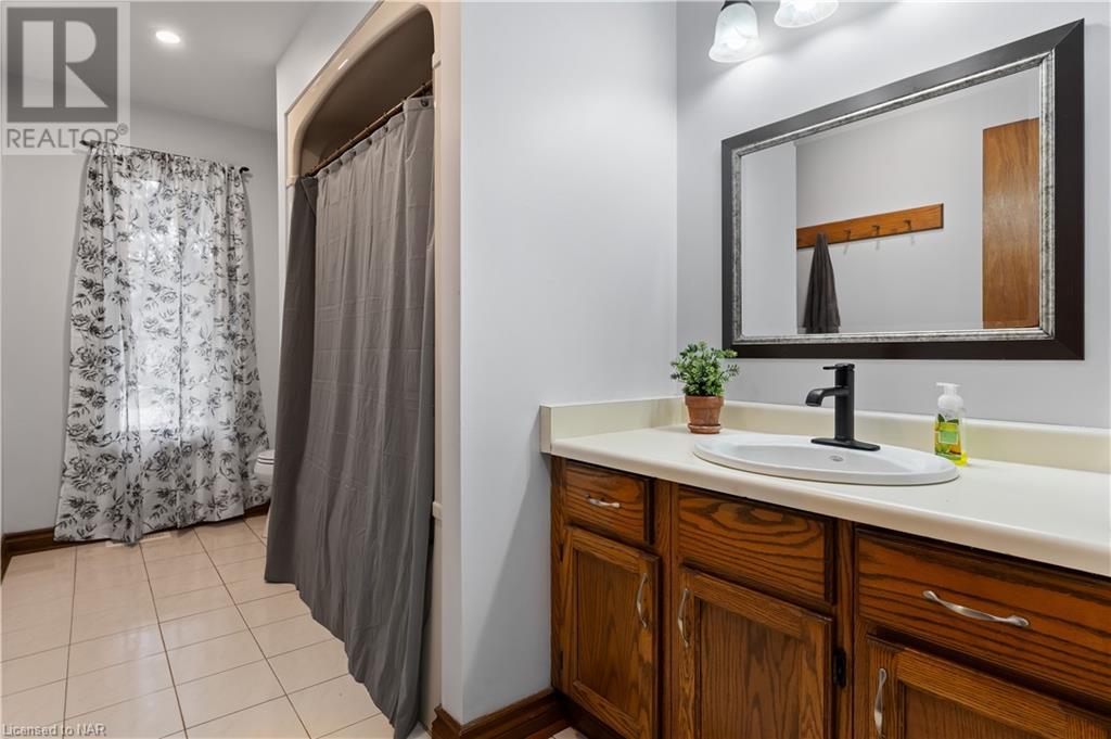 2115 Portage Road, Niagara Falls, Ontario  L2E 6S4 - Photo 11 - 40504345