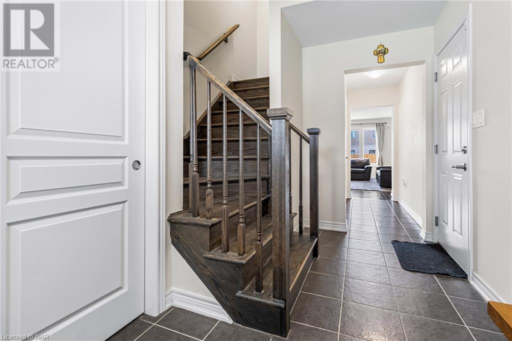 6381 Shapton Crescent, Niagara Falls, Ontario  L2H 0L8 - Photo 3 - 40505779