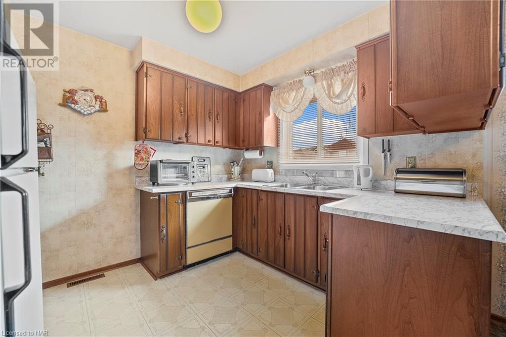 25 Meredith Drive, St. Catharines, Ontario  L2M 6R5 - Photo 10 - 40510316