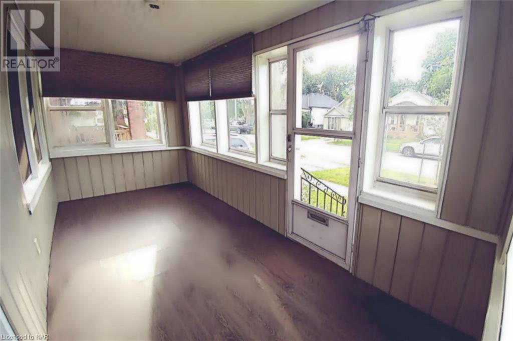 35 St Patrick (Upper Unit) Street, St. Catharines, Ontario  L2R 1J9 - Photo 12 - 40513611