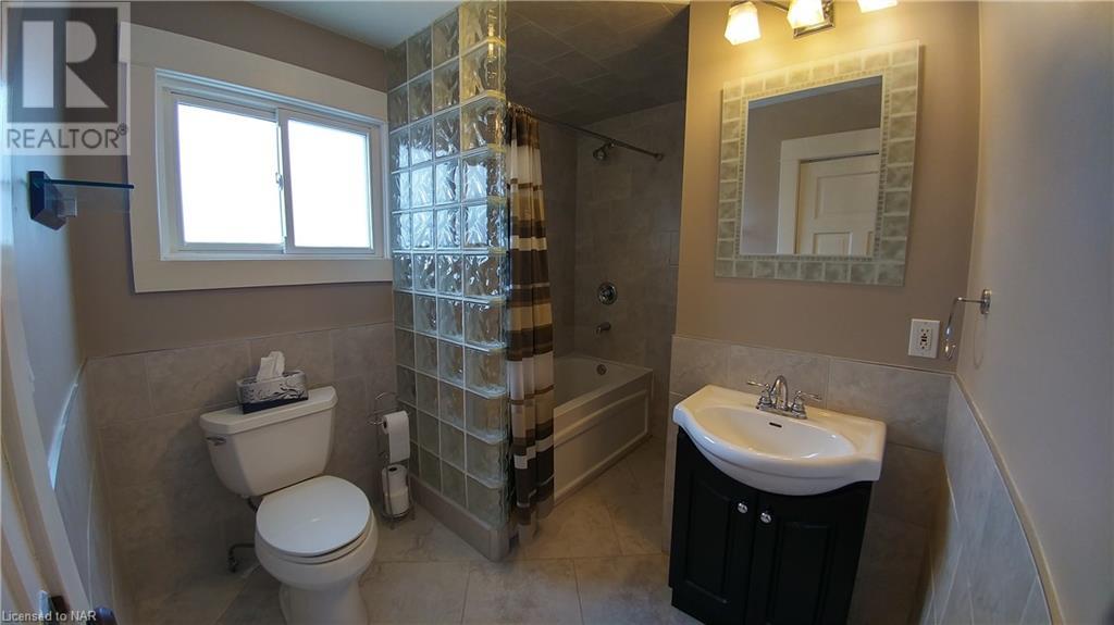 35 St Patrick (Upper Unit) Street, St. Catharines, Ontario  L2R 1J9 - Photo 4 - 40513611