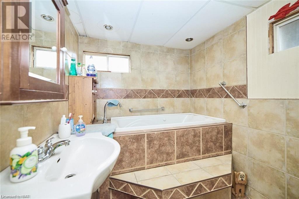 42 Burness Drive, St. Catharines, Ontario  L2P 1J5 - Photo 19 - 40514406