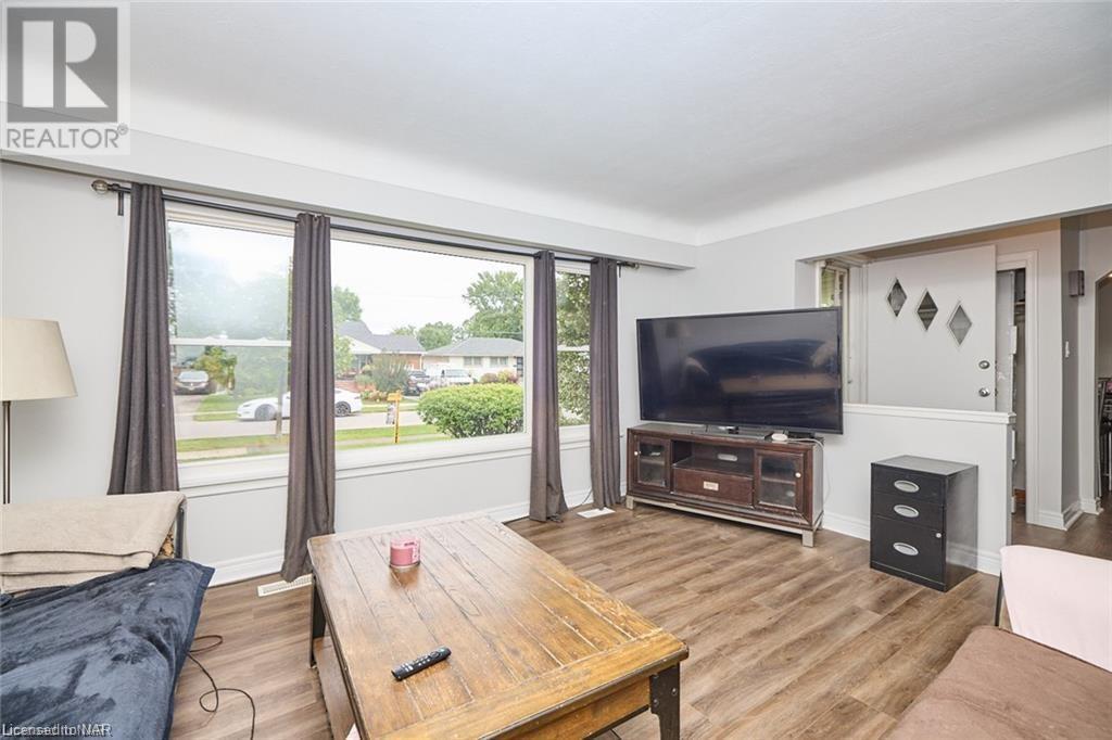 42 Burness Drive, St. Catharines, Ontario  L2P 1J5 - Photo 4 - 40514406