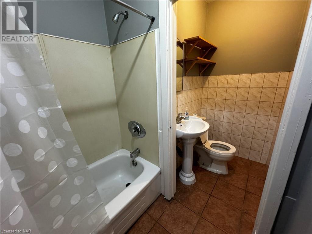 6 Albert St W Street, Thorold, Ontario  L2V 1X3 - Photo 17 - 40514769