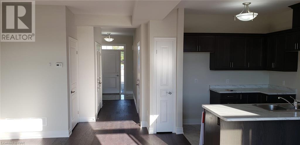 8 Manhattan Court, St. Catharines, Ontario  L2R 0B8 - Photo 4 - 40517187