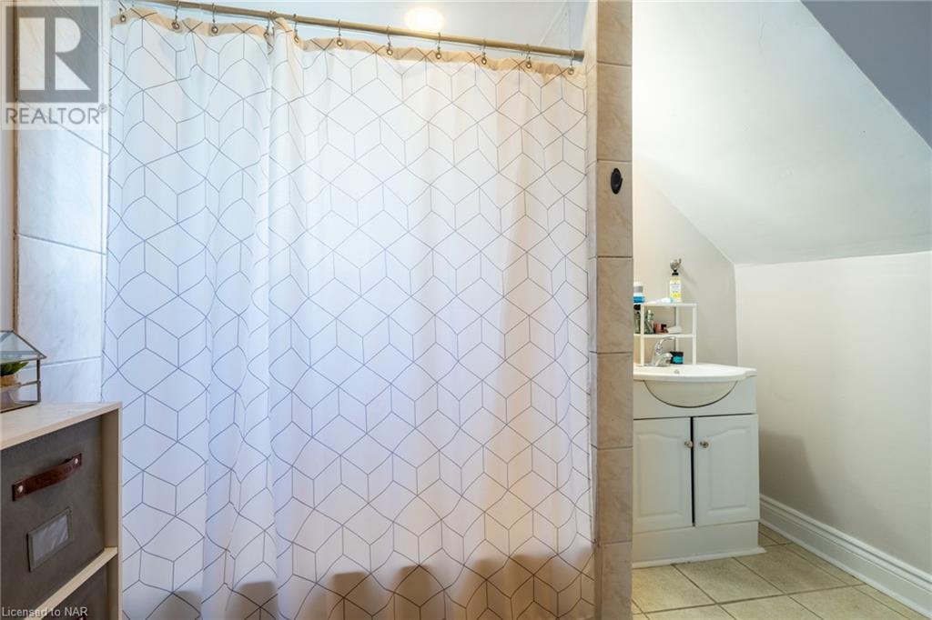 13 Woodland Avenue, St. Catharines, Ontario  L2R 5A1 - Photo 15 - 40518068