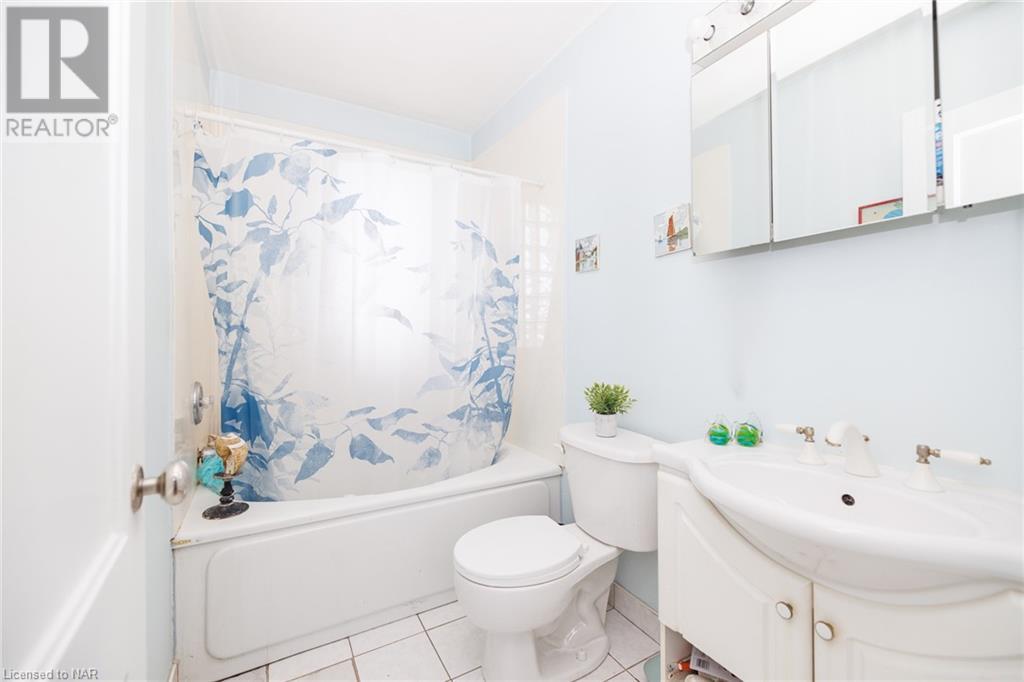 33 Argyle Crescent, St. Catharines, Ontario  L2P 2P5 - Photo 7 - 40517859