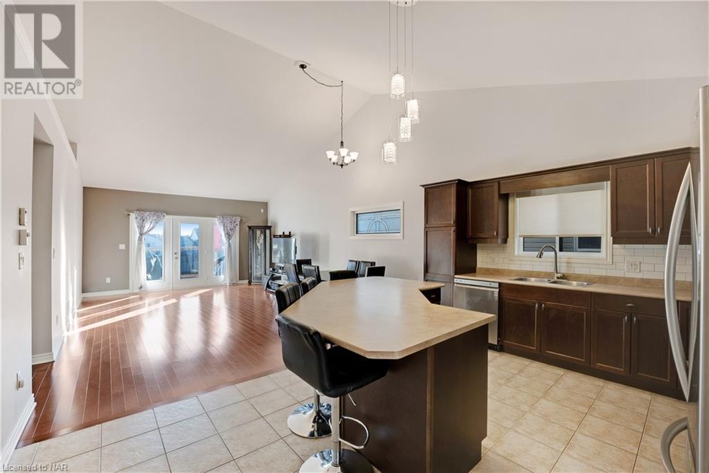 8744 Upper Canada Drive, Niagara Falls, Ontario  L2H 0B8 - Photo 6 - 40520535