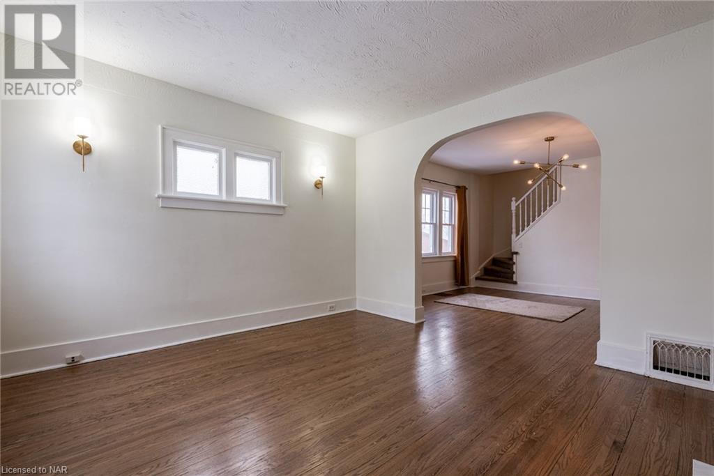 65 Elgin Street E, Welland, Ontario  L3C 4S4 - Photo 3 - 40522977