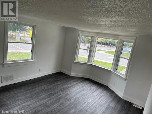 6152 Carlton Avenue, Niagara Falls, Ontario  L2G 5J9 - Photo 3 - 40525526